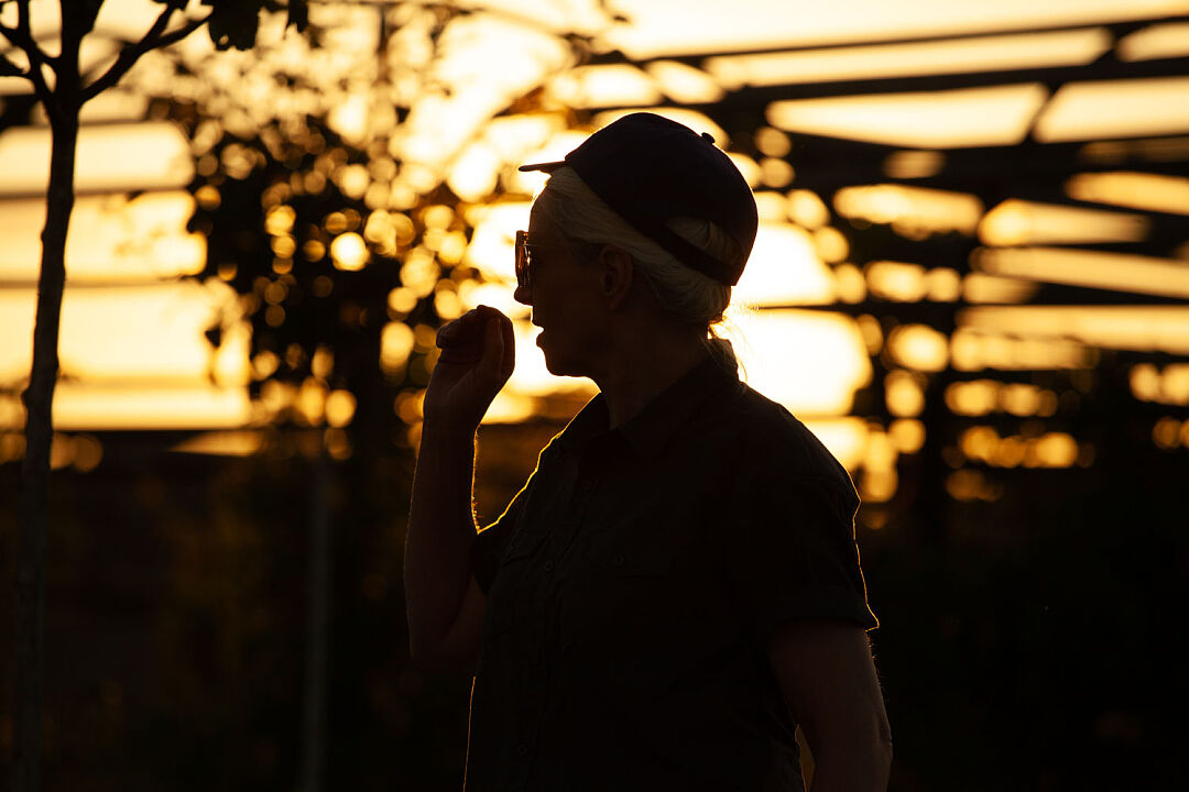 Frauen, die auf Felsen singen